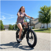 sk-dyu-ux-bmx-female-rider-neighborhood-street-a39749 Elektrický bicykel DYU UX BMX