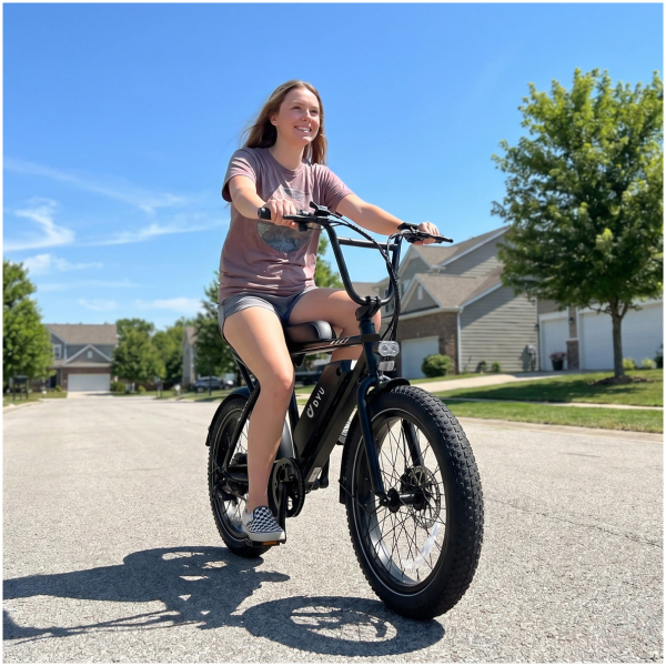 sk-dyu-ux-bmx-female-rider-neighborhood-street-a39749 Elektrický bicykel DYU UX BMX